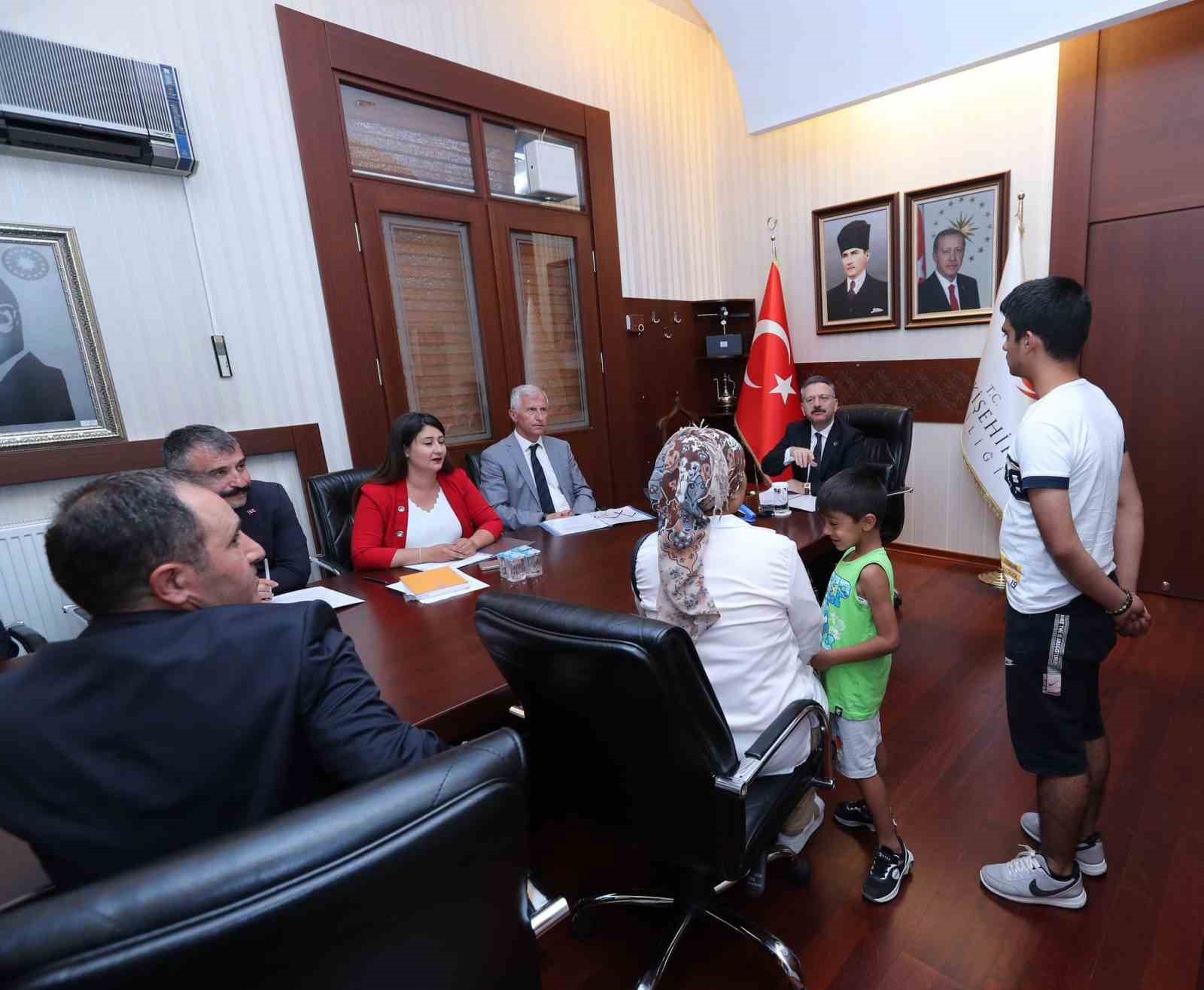 Vali Aksoy, onlarca Halk Günü’nde yüzlerce vatandaşı dinledi
