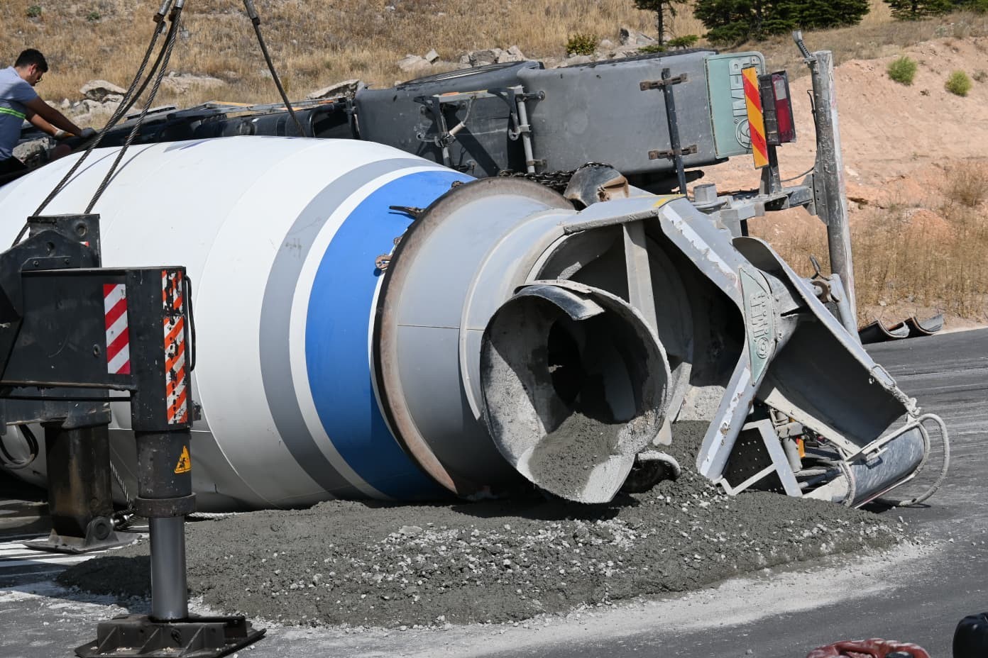 Kontrolden çıkan beton mikseri refüje devrildi: 1 yaralı