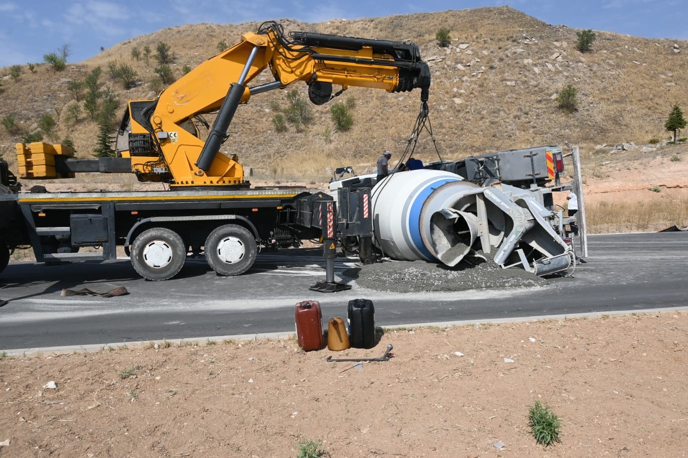 Kontrolden çıkan beton mikseri refüje devrildi: 1 yaralı