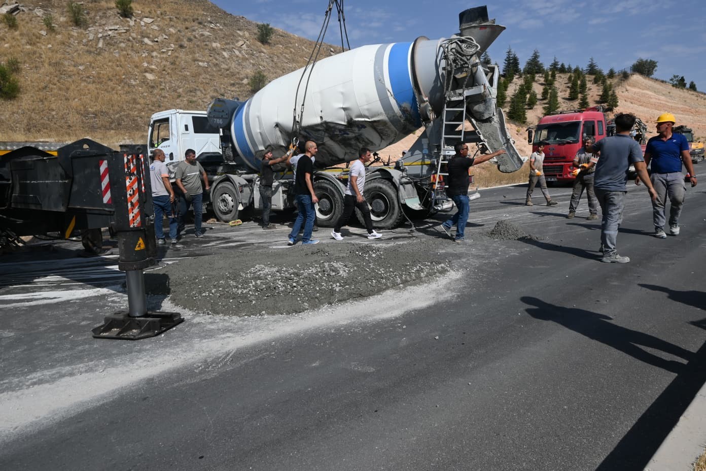 Kontrolden çıkan beton mikseri refüje devrildi: 1 yaralı