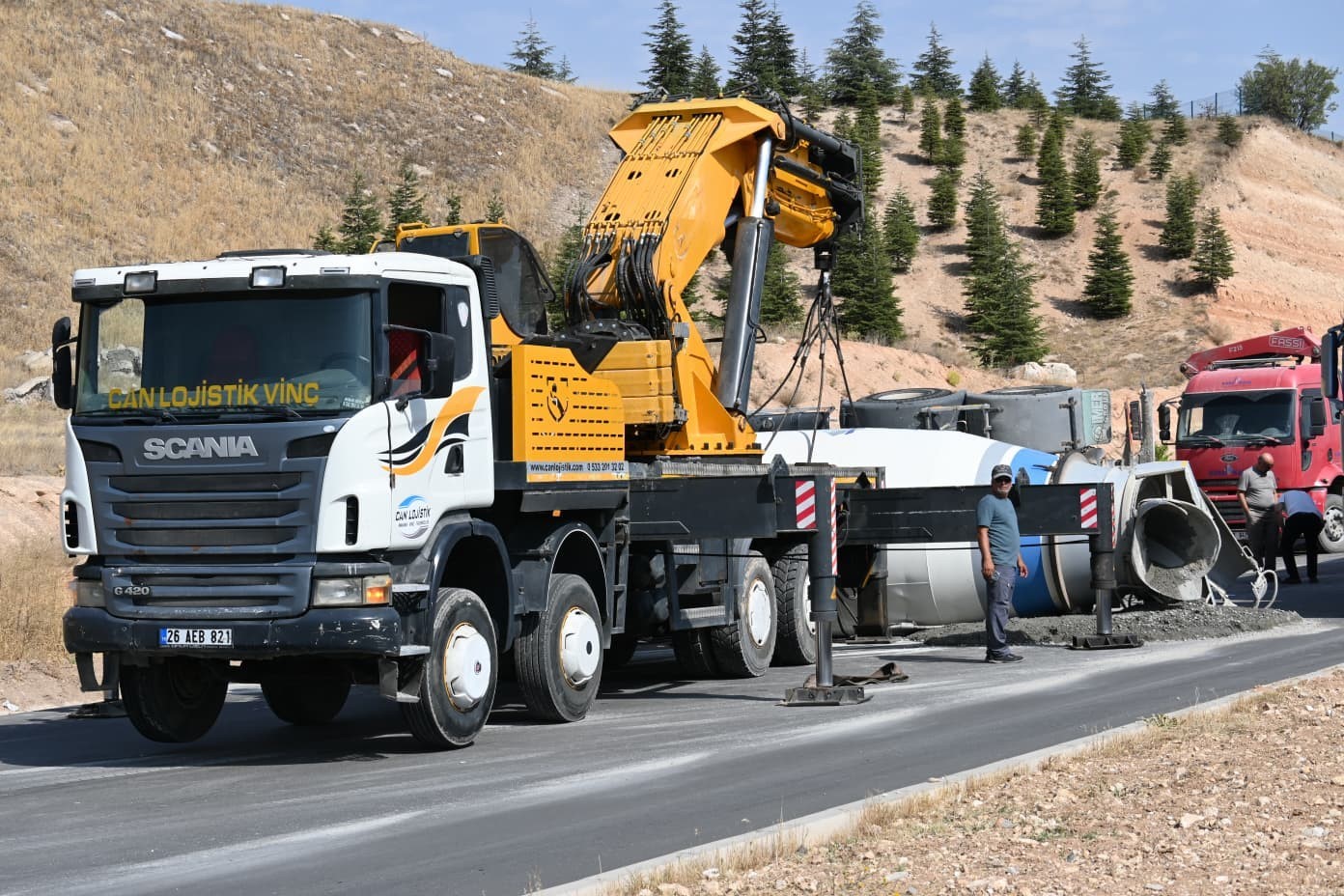 Kontrolden çıkan beton mikseri refüje devrildi: 1 yaralı