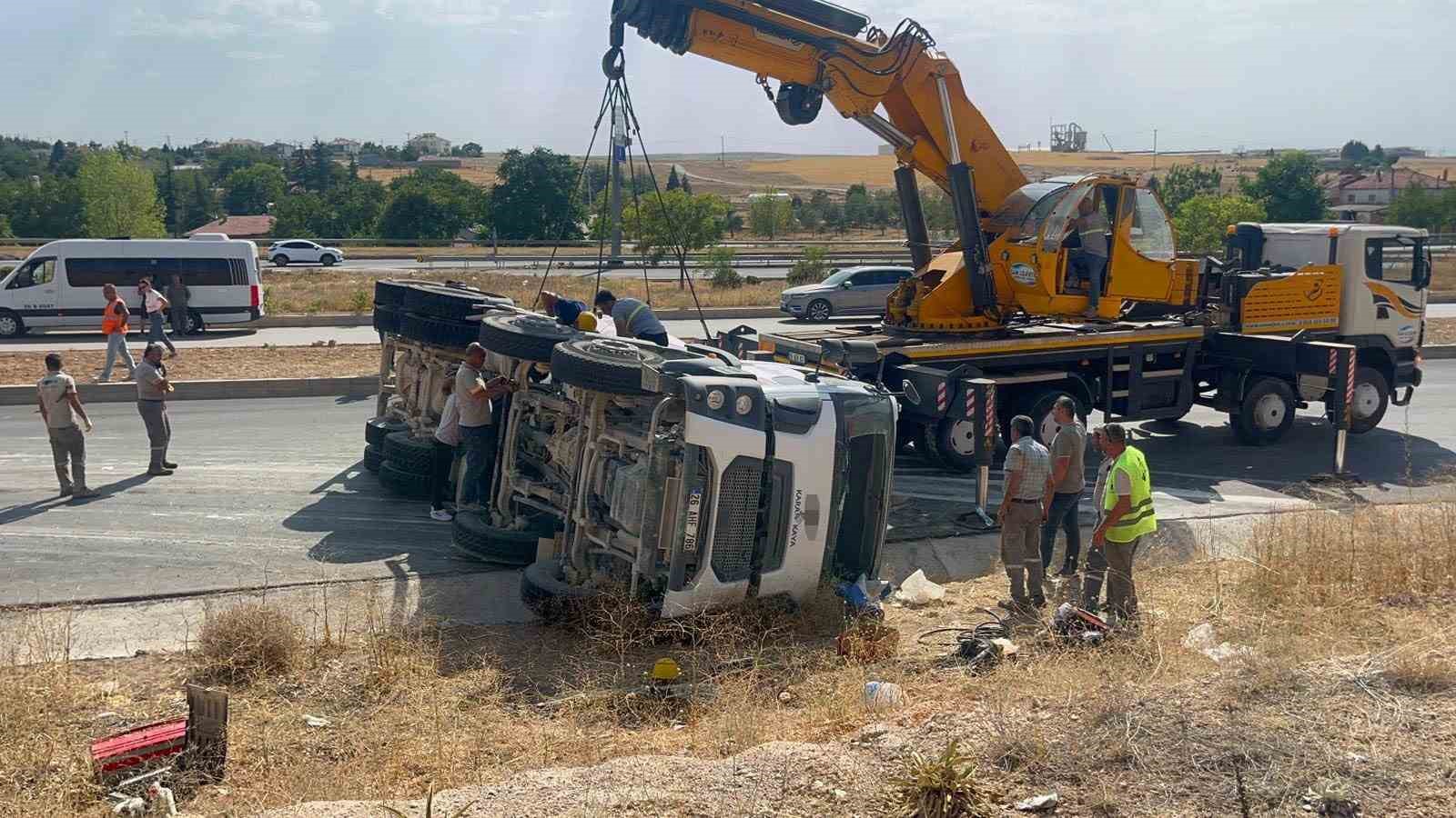 Kontrolden çıkan beton mikseri refüje devrildi: 1 yaralı