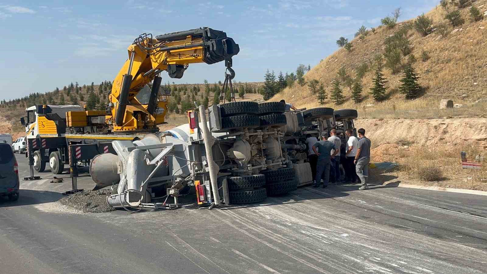 Kontrolden çıkan beton mikseri refüje devrildi: 1 yaralı