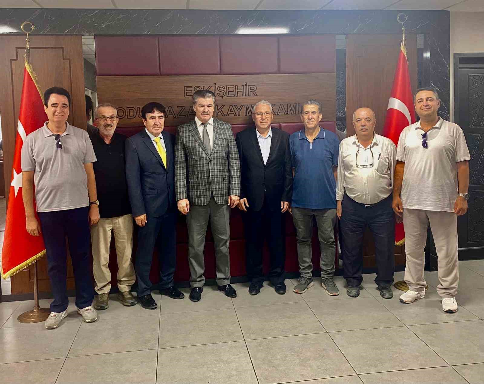 Odunpazarı Kaymakamı Ömer Ulu’ya plâket takdimi