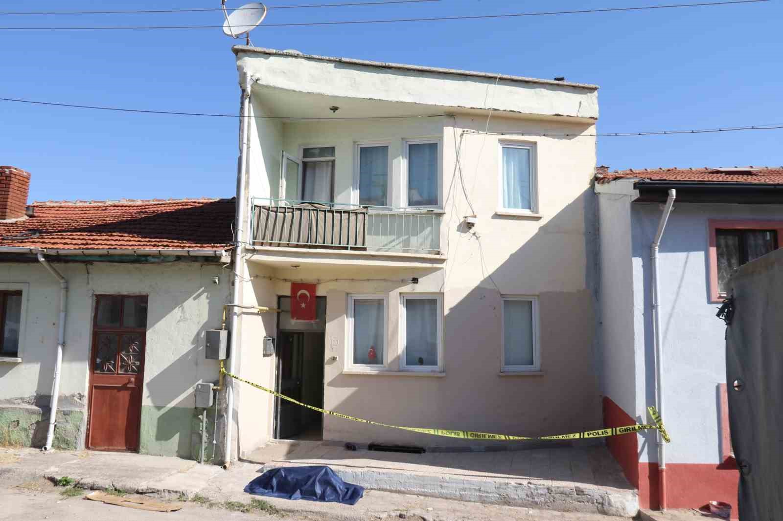 56 yaşındaki adam yaşadığı evin önünde ölü bulundu