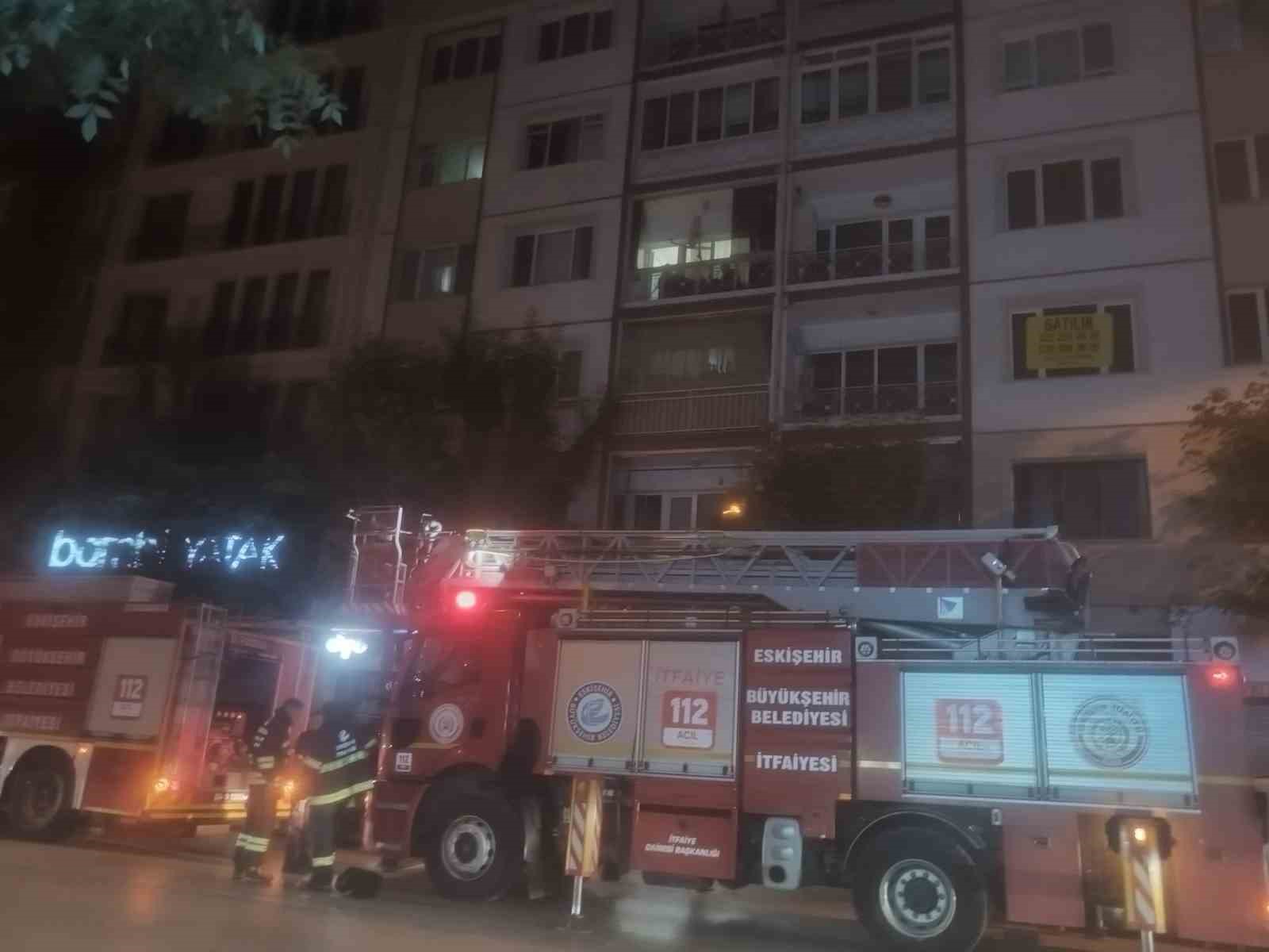 Apartmanda gece çıkan yangın mahalleyi ayağa kaldırdı: 1 yaralı