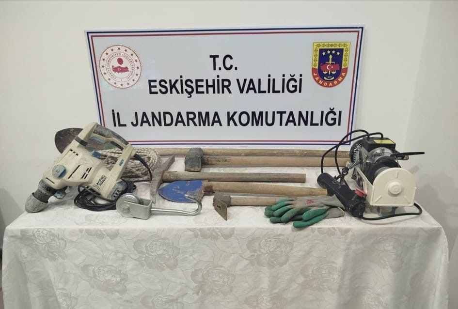 Babasının Bahçesinde Tarihi Eser Kazısı Yapan Şüpheli Jandarmaya Yakalandı