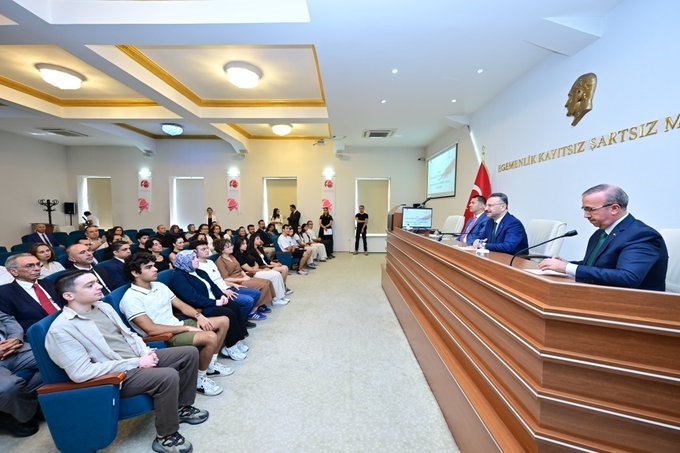 Vali Aksoy YKS’de derece yapan öğrencilerle buluştu