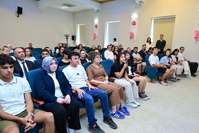 Vali Aksoy YKS’de derece yapan öğrencilerle buluştu