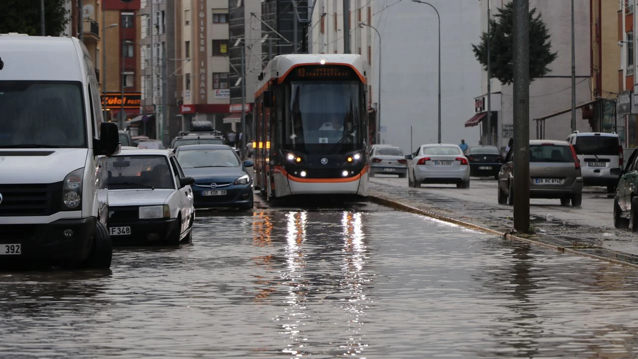 Eskişehir’de Yağış Alarmı: Dolu, Yıldırım ve Kuvvetli Rüzgâr Bekleniyor