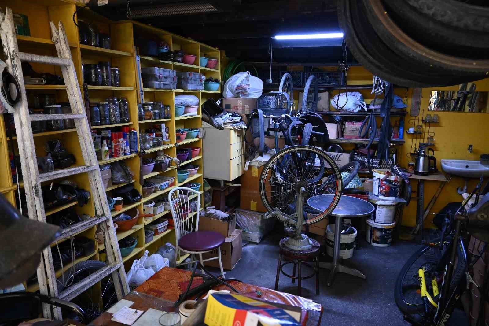 Kanser arkadaşı için baktığı dükkan yanınca eskisinden daha güzel hale getirdi