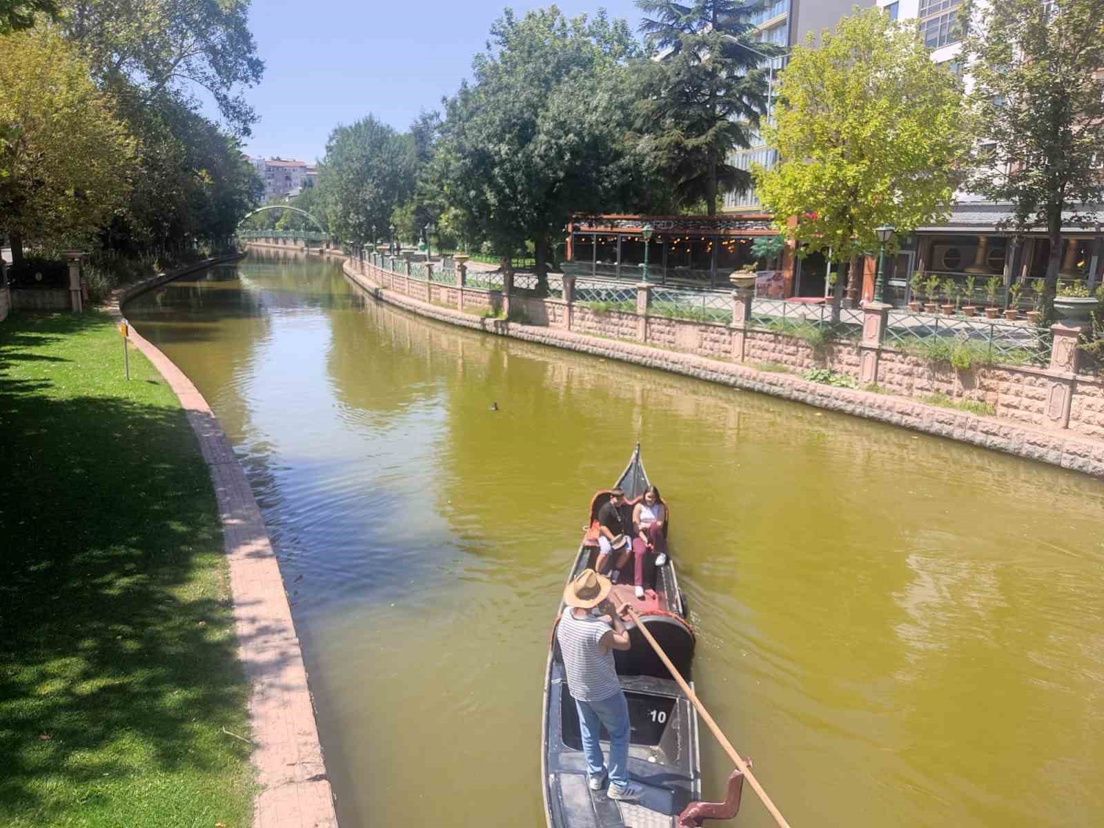 Yüksek sıcaklıklara rağmen turistler gondollardan vazgeçmedi