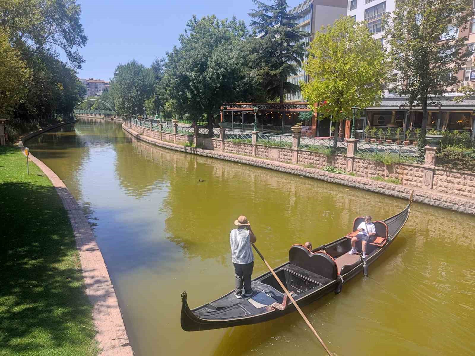 Yüksek sıcaklıklara rağmen turistler gondollardan vazgeçmedi