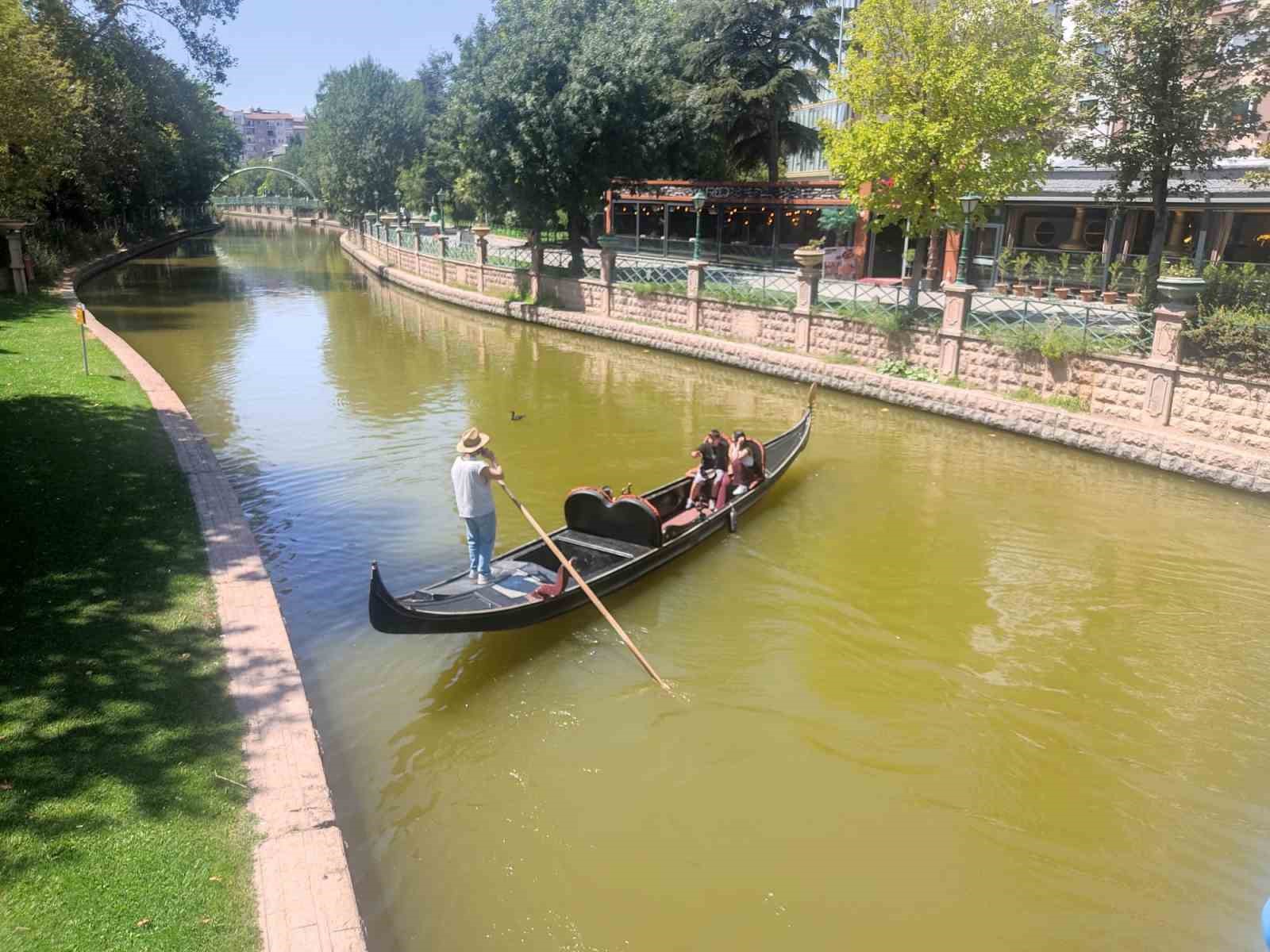 Yüksek sıcaklıklara rağmen turistler gondollardan vazgeçmedi