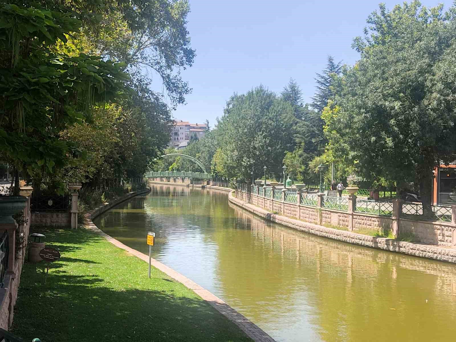 Yüksek sıcaklıklara rağmen turistler gondollardan vazgeçmedi
