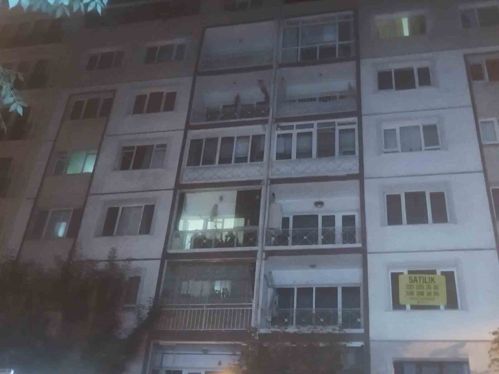 Apartmanda gece çıkan yangın mahalleyi ayağa kaldırdı: 1 yaralı