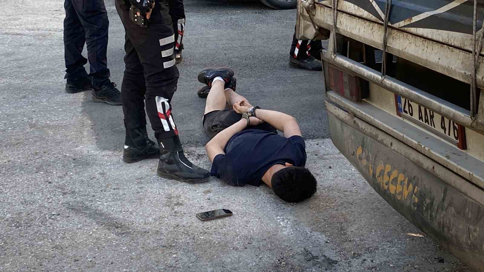 ’Dur’ ihtarına uymayan sürücü polisten kaçarken camdan hassas terazi attı