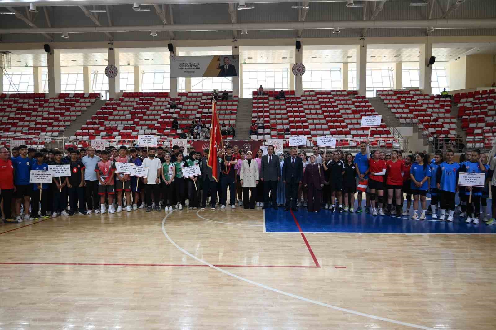 Bakan Yardımcısı Yenigün, Eskişehir’de voleybol şampiyonası açılışına katıldı