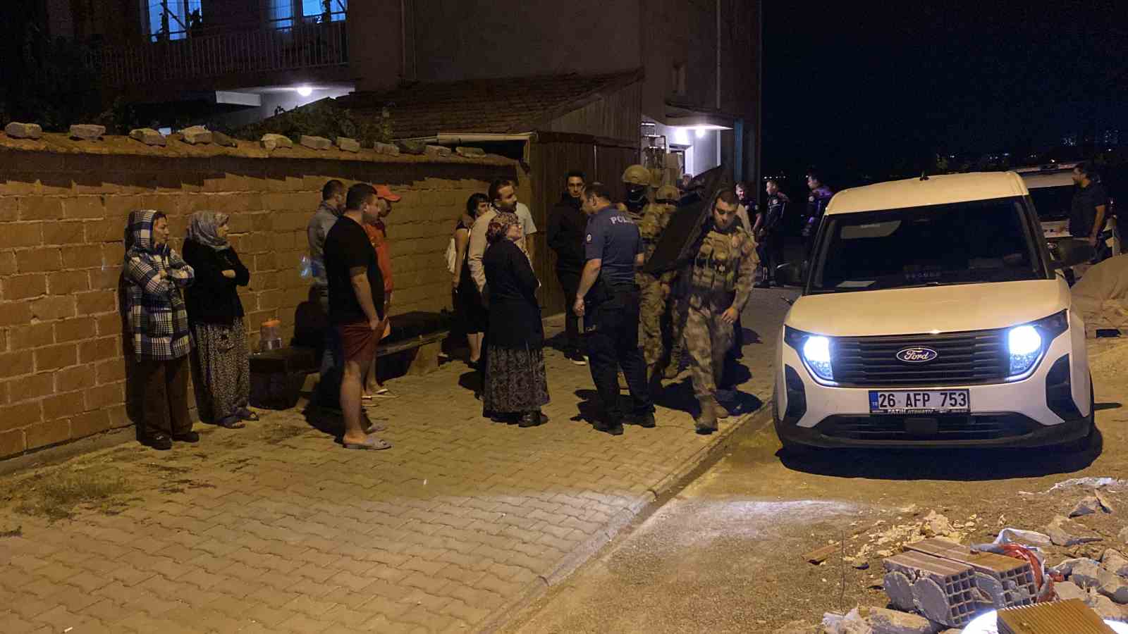 Aile içi kavga sonrası kendisini odaya kapatan adam için Özel Harekat Timi devreye girdi