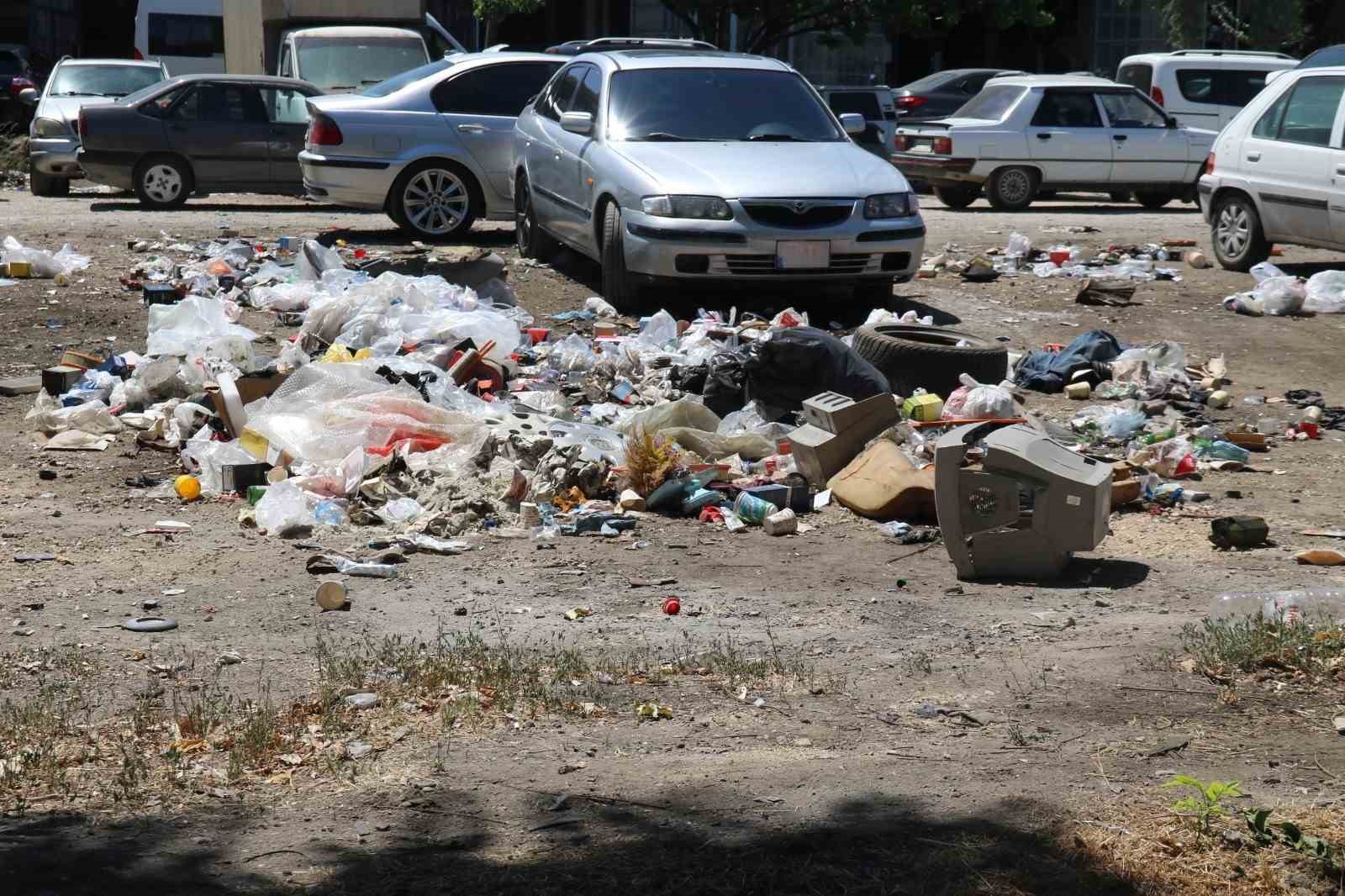 Eskişehir Küçük Sanayi Sitesi’ndeki Boş Arazi Çöplüğe Döndü!