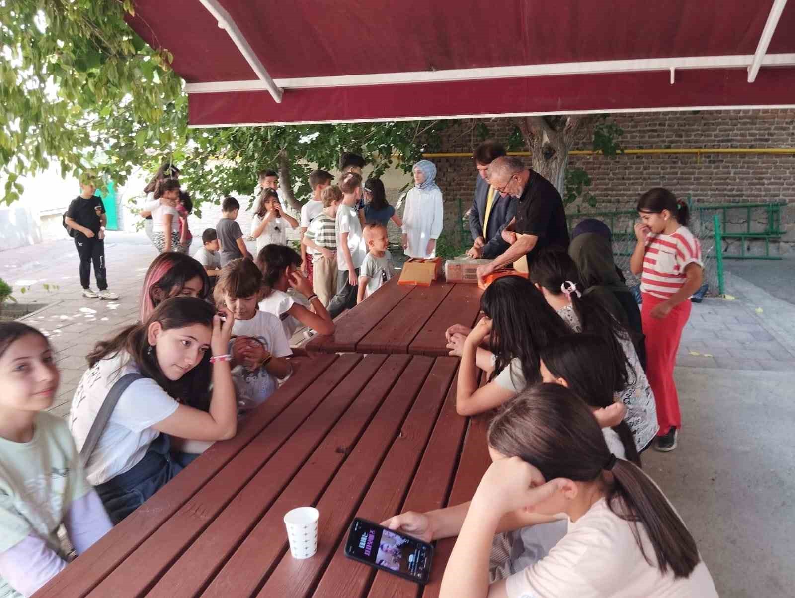 Kur’an-ı Kerim öğrenen çocuklara hediyeler armağan edildi