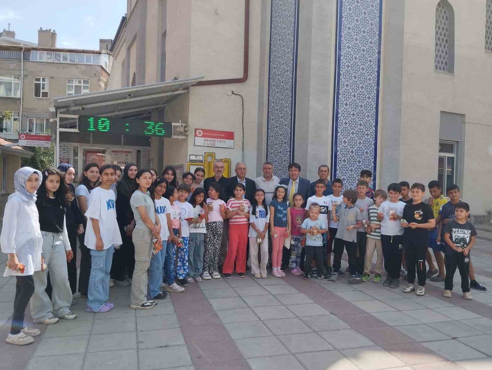 Kur’an-ı Kerim öğrenen çocuklara hediyeler armağan edildi