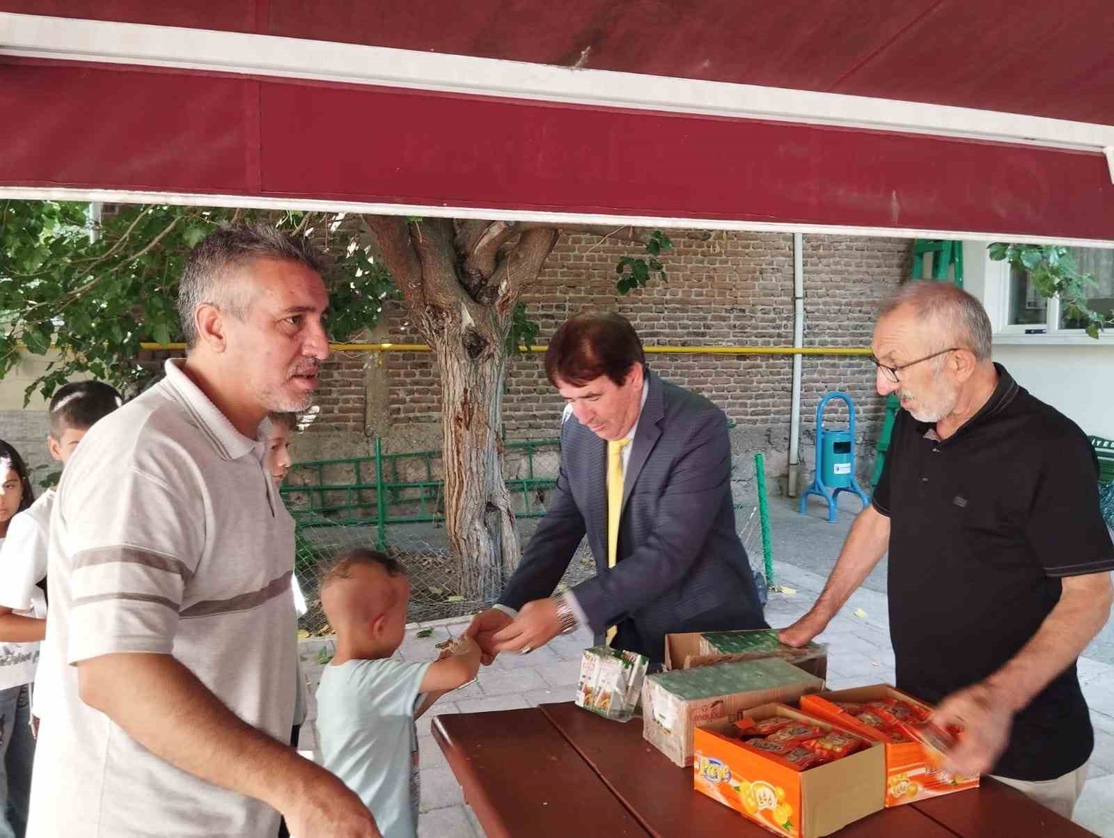 Kur’an-ı Kerim öğrenen çocuklara hediyeler armağan edildi