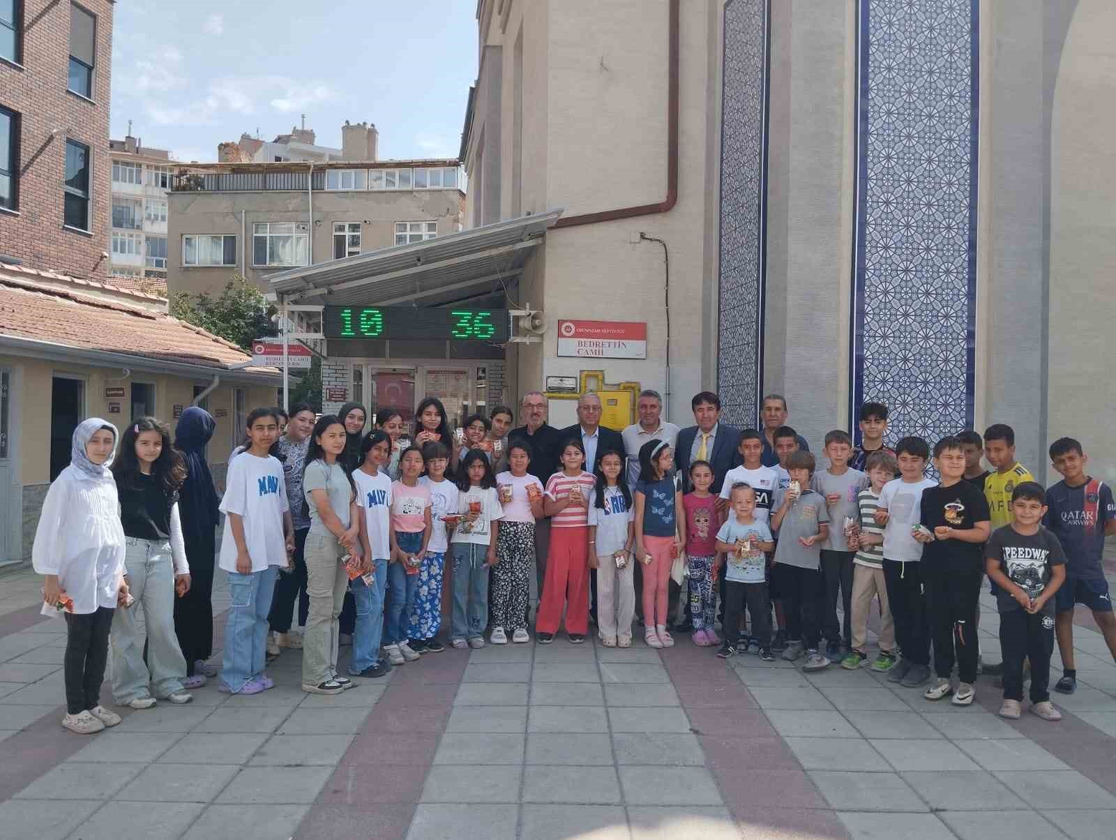 Kur’an-ı Kerim öğrenen çocuklara hediyeler armağan edildi