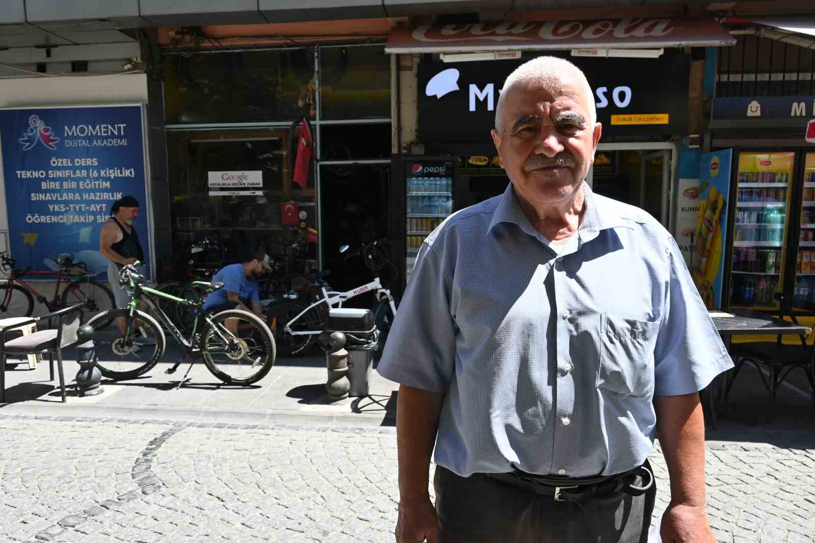 Kanser arkadaşı için baktığı dükkan yanınca eskisinden daha güzel hale getirdi