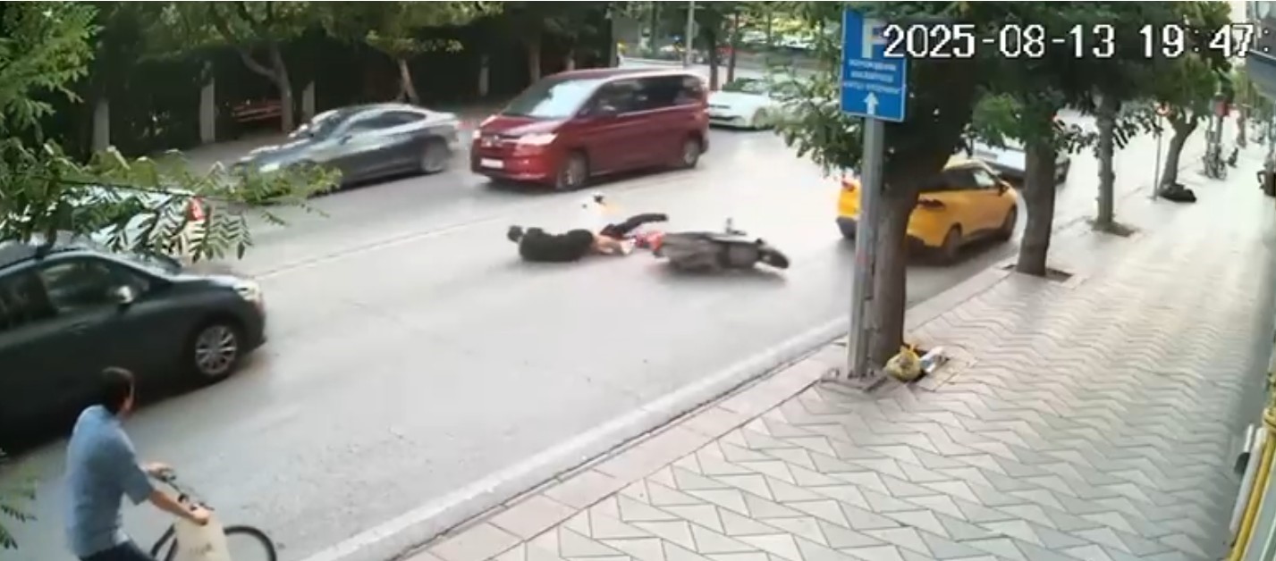 Eskişehir’de Kasksız Yolcu Taşıyan Motosiklet Sürücüsü Kaza Yaptı!