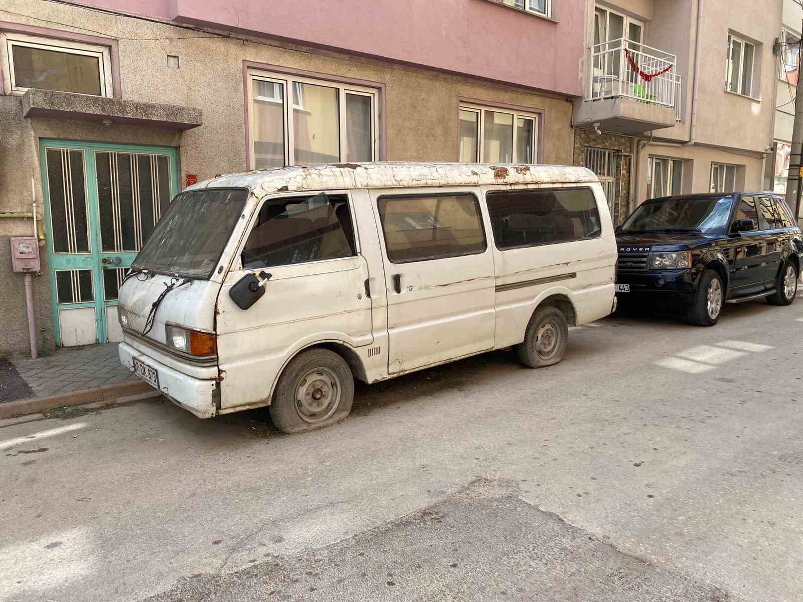 Panelvan araç sokakta terk edilmiş şekilde duruyor!