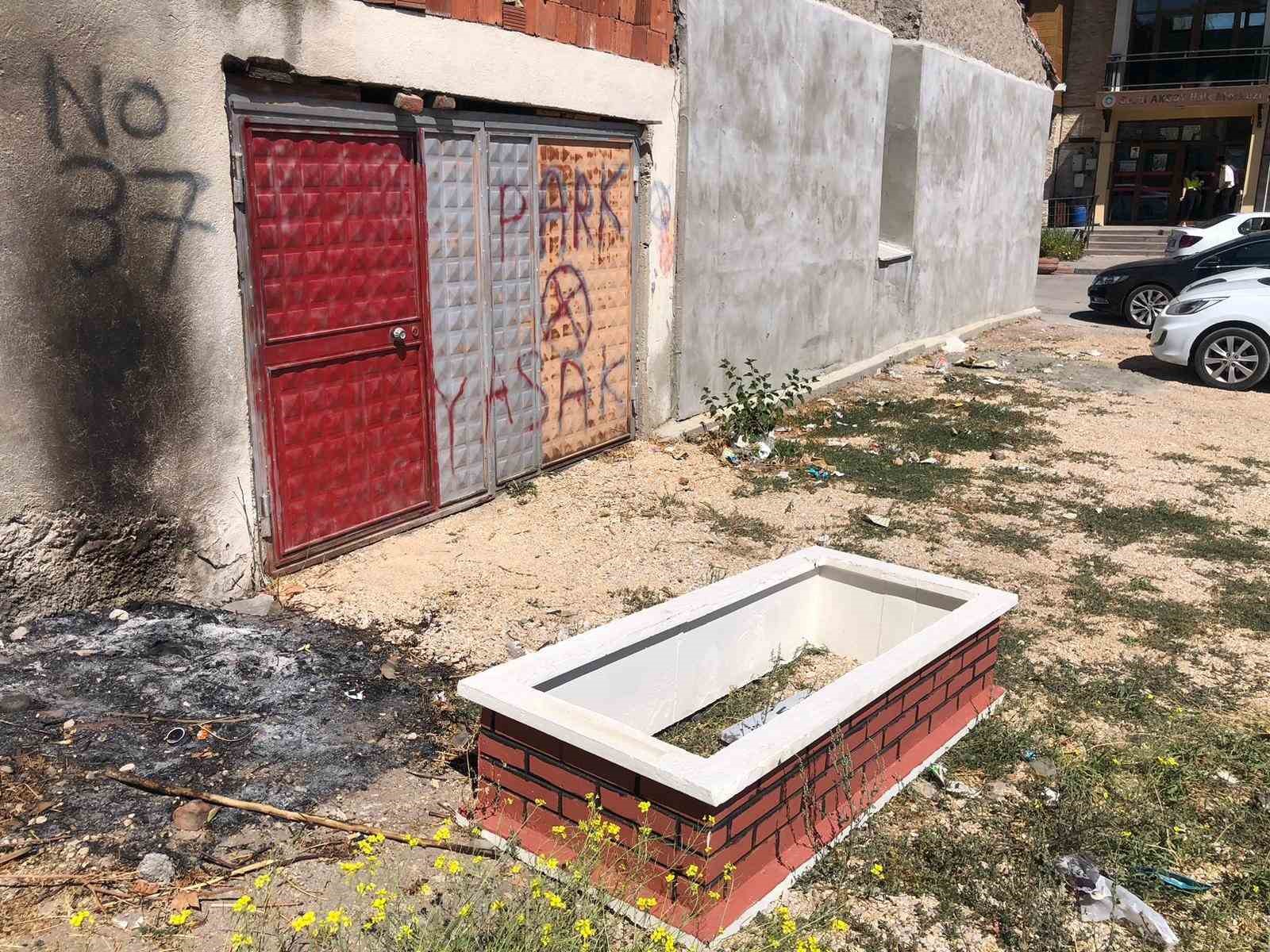 Boş arazide isimli mezar taşı ve mezar bulundu!