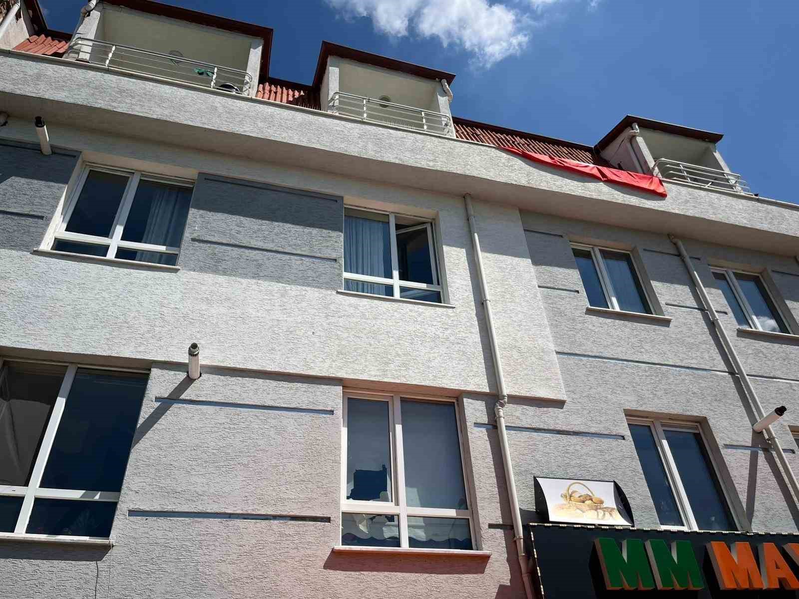 2’nci kattan market tentesine düşen kadının yakınları esnafa küfürler yağdırdı