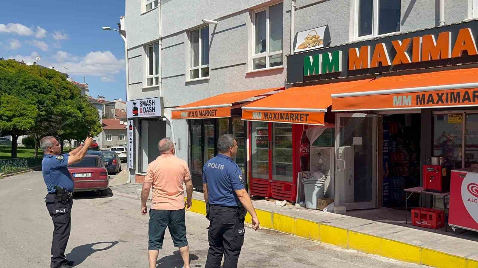 2’nci kattan market tentesine düşen kadının yakınları esnafa küfürler yağdırdı