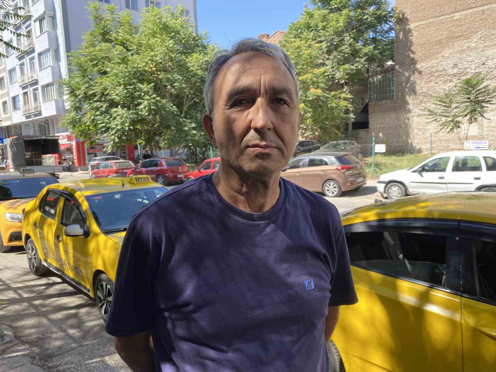 Atatürk Caddesi’nde trafik çilesi bitmiyor