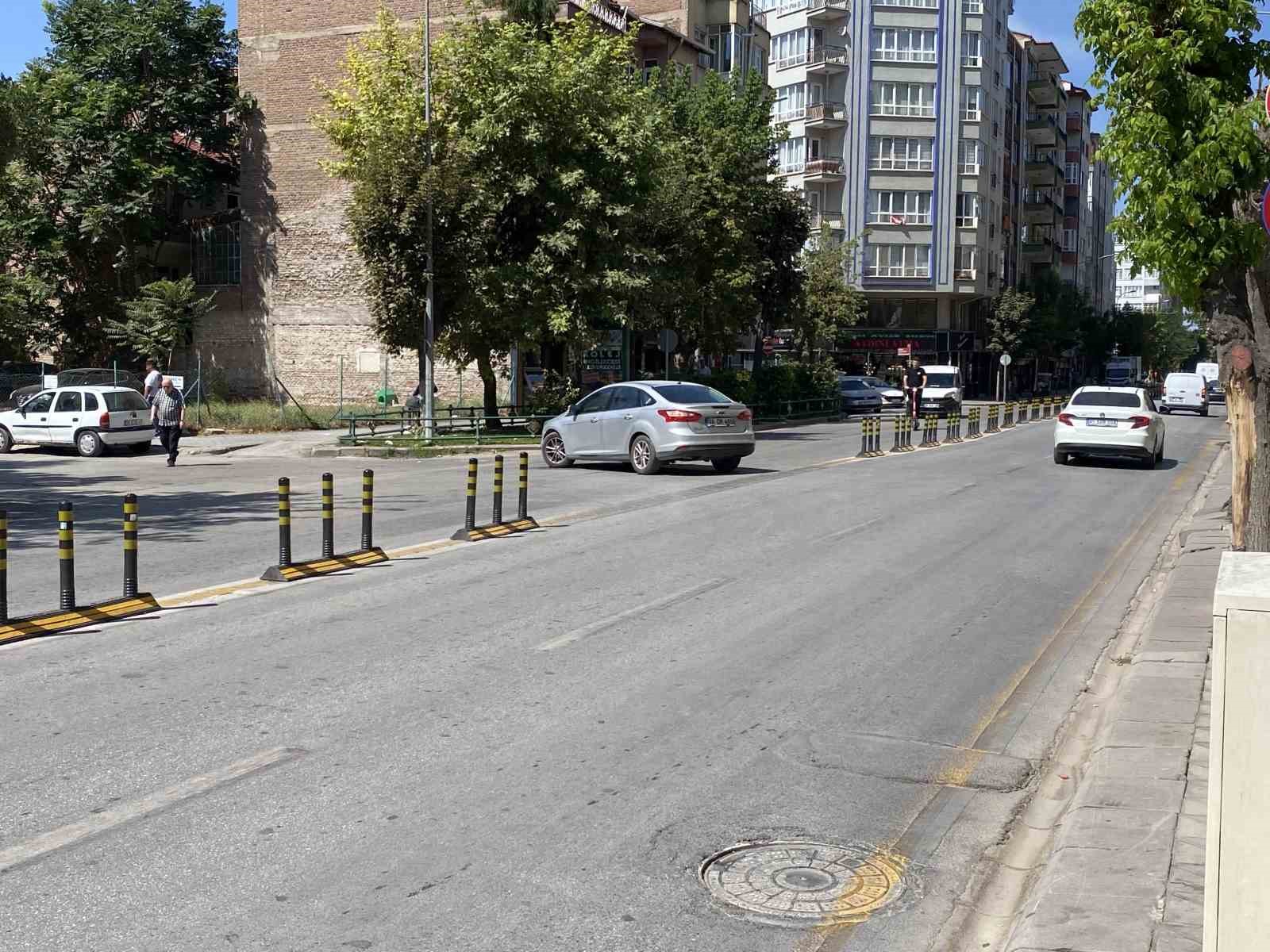 Atatürk Caddesi’nde trafik çilesi bitmiyor