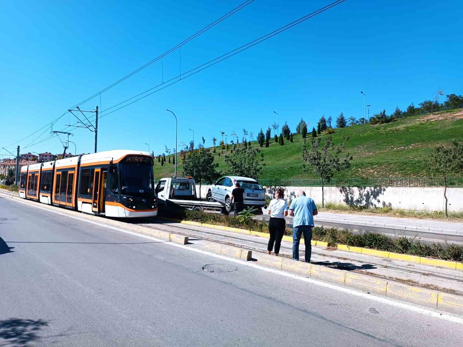 Kontrolden çıkan otomobil tramvay yoluna girdi, seferler aksadı