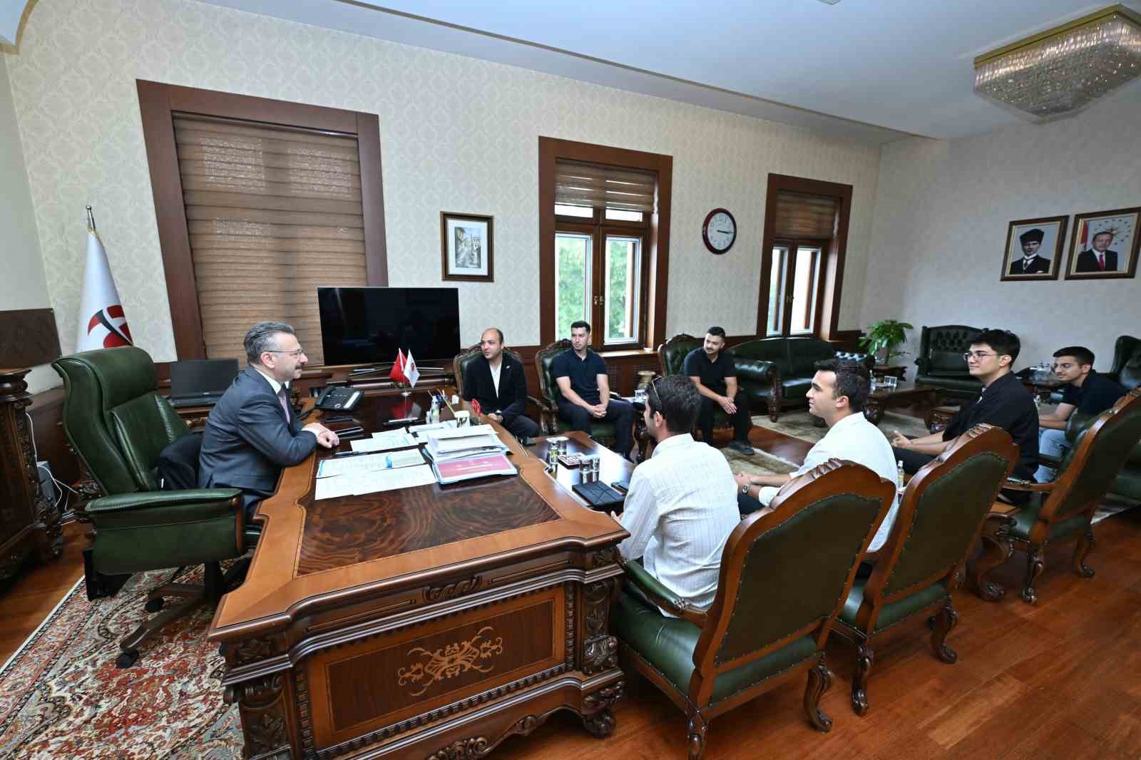 Vali Aksoy, ödüllü Mavera Teknoloji Takımı’nı makamında ağırladı