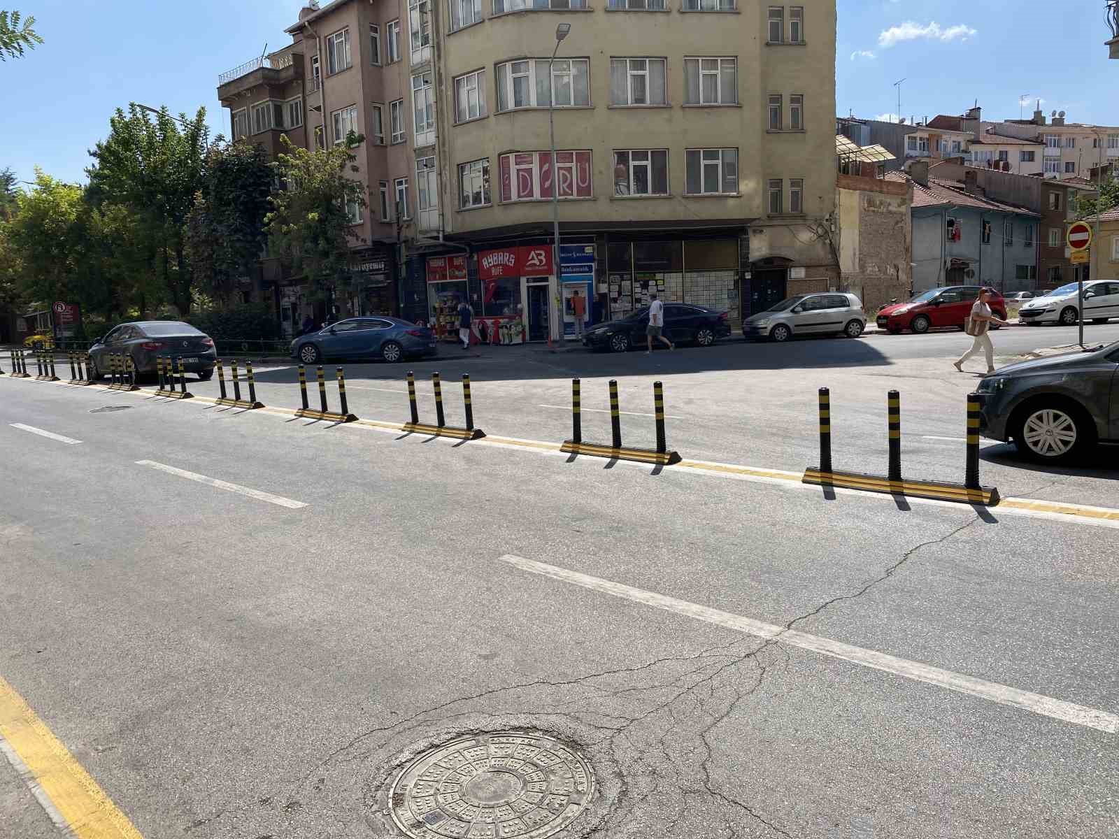 Atatürk caddesi dubaları tartışma konusu