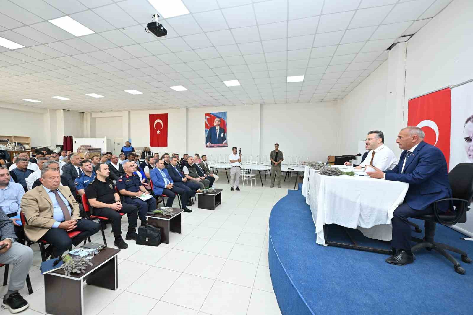 Vali Aksoy Han ilçesinde muhtarlarla buluştu
