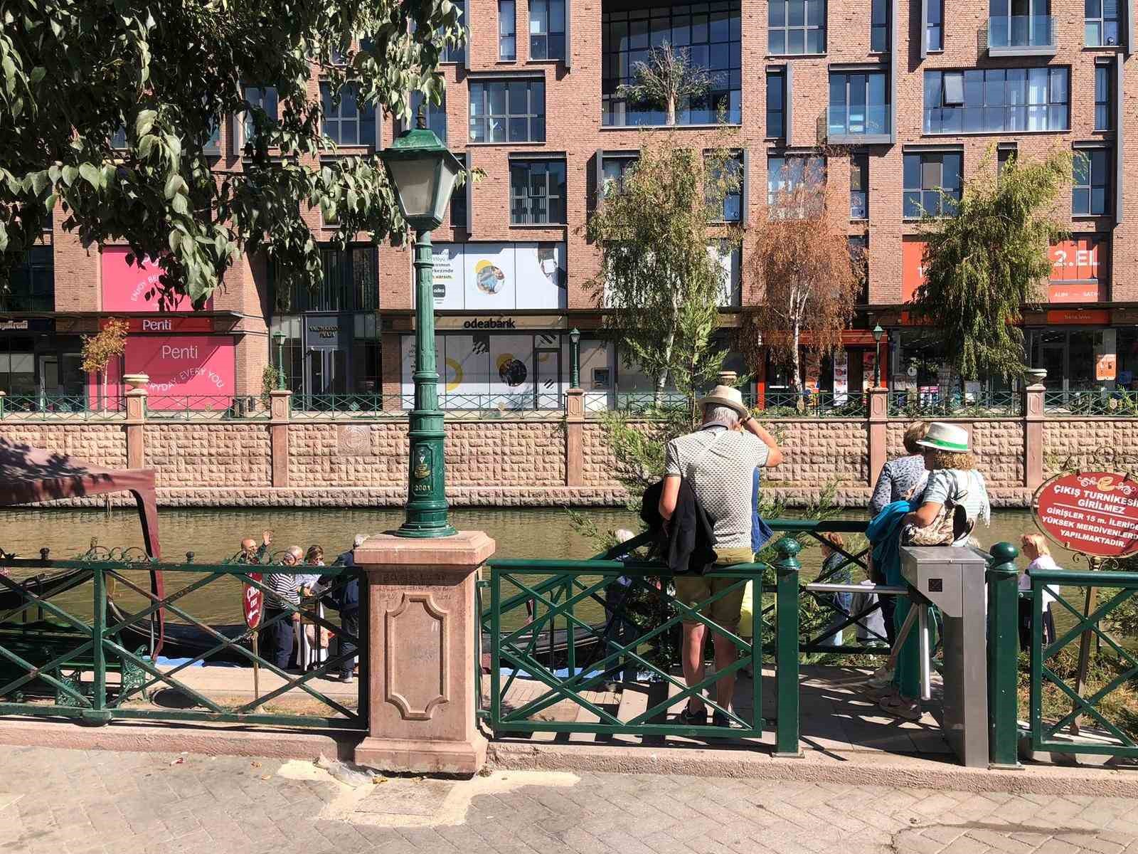 Yaz bitmesine rağmen turistler gondollardan vazgeçmiyor