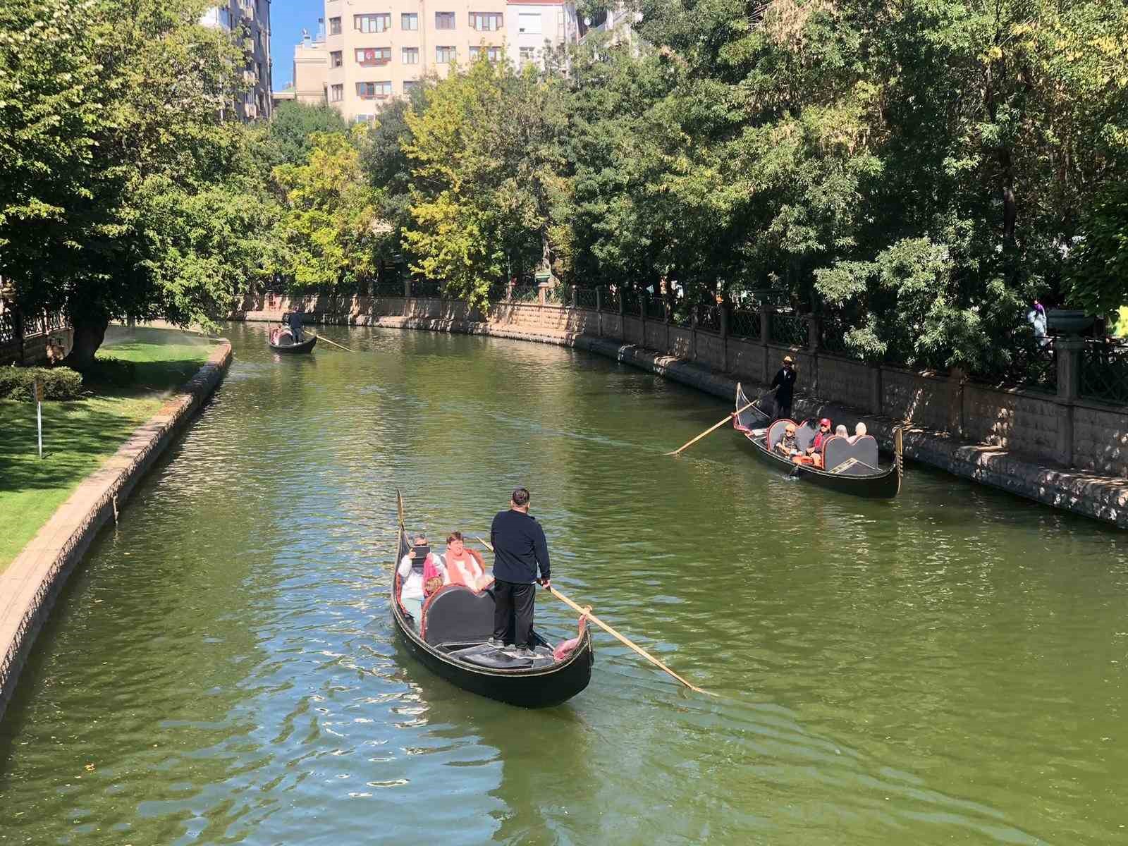 Yaz bitmesine rağmen turistler gondollardan vazgeçmiyor