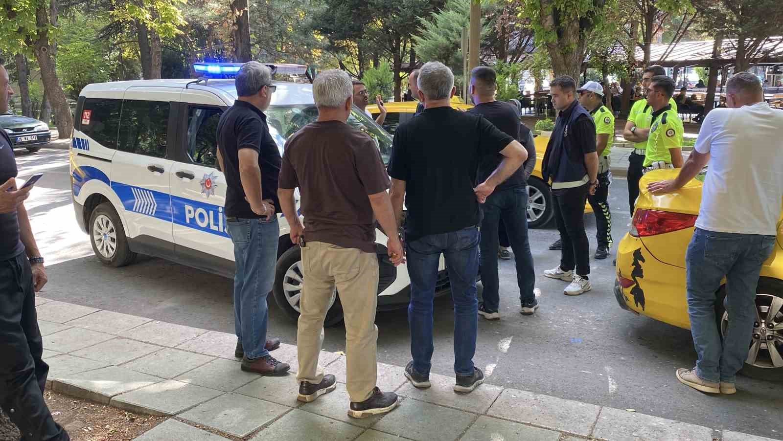 Durağa araç park eden şahıs ve taksiciler arasında kavga çıktı