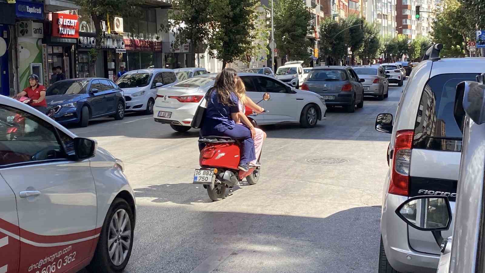 Kent merkezinde ilginç görüntü: 3 kadın aynı motosiklete bindi