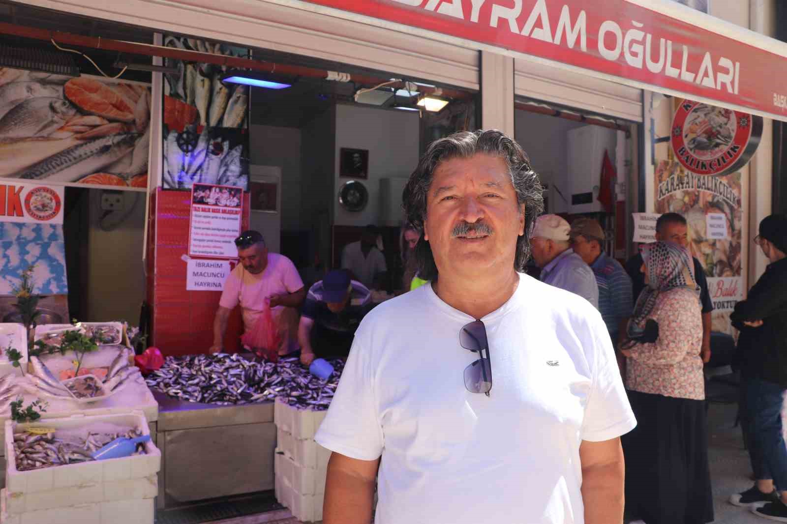 Kandilde bu sefer lokma yerine 1 ton hamsi ücretsiz dağıtıldı