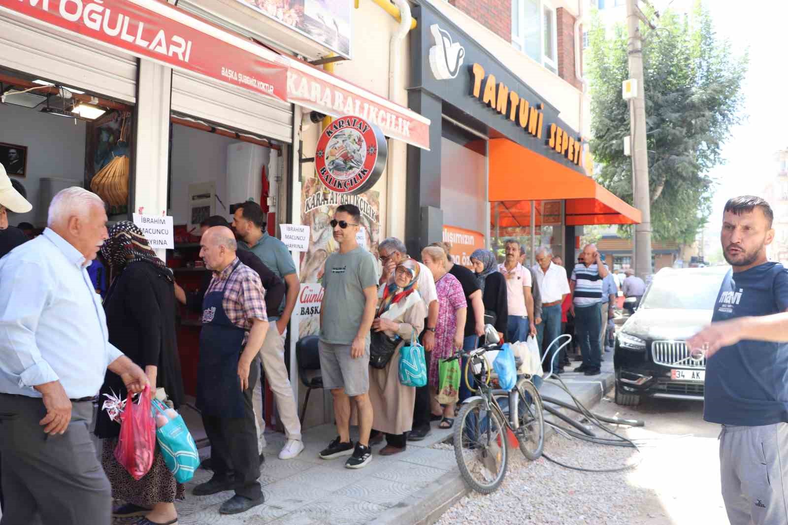 Kandilde bu sefer lokma yerine 1 ton hamsi ücretsiz dağıtıldı
