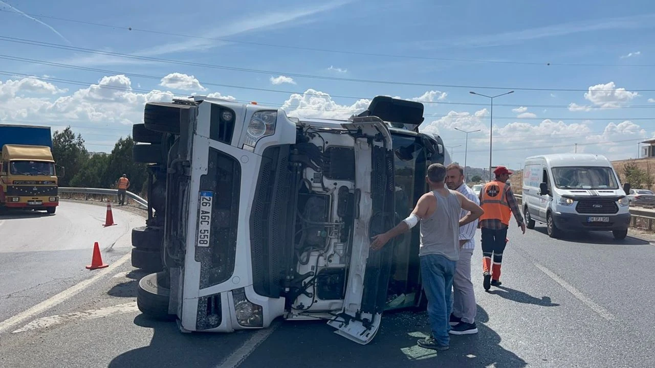 ESKİŞEHİR’E YÜK GÖTÜREN TIR ÇORLU’DA DEVRİLDİ!