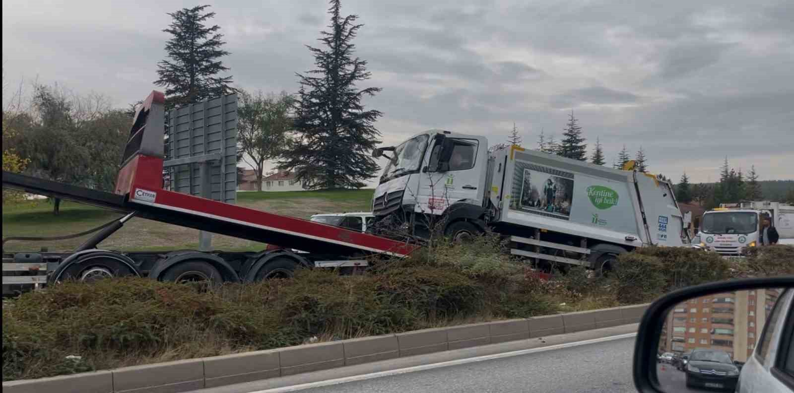Kontrolden çıkan çöp kamyonu ağaçları yatırarak refüje çıktı