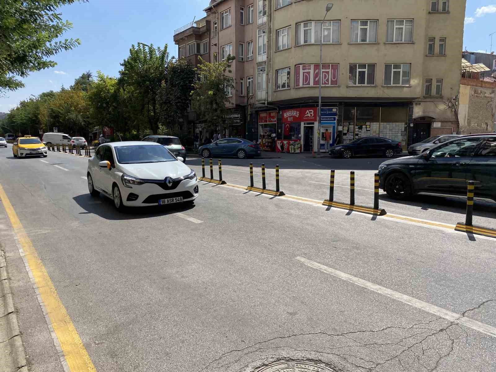 ESKİŞEHİR’DE ATATÜRK CADDESİ’NDEKİ DUBALAR TARTIŞMA YARATTI!