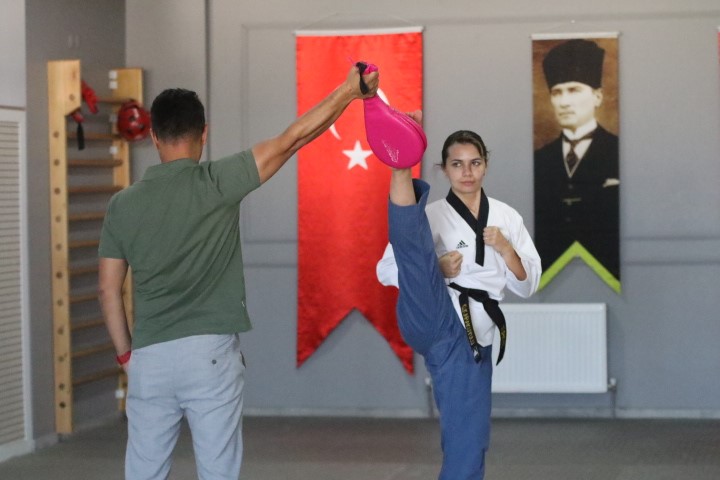 Anadolu Üniversitesi’nin başarılı sporcusu Gülsena Karakuyulu, Avrupa’daki başarısını anlattı
